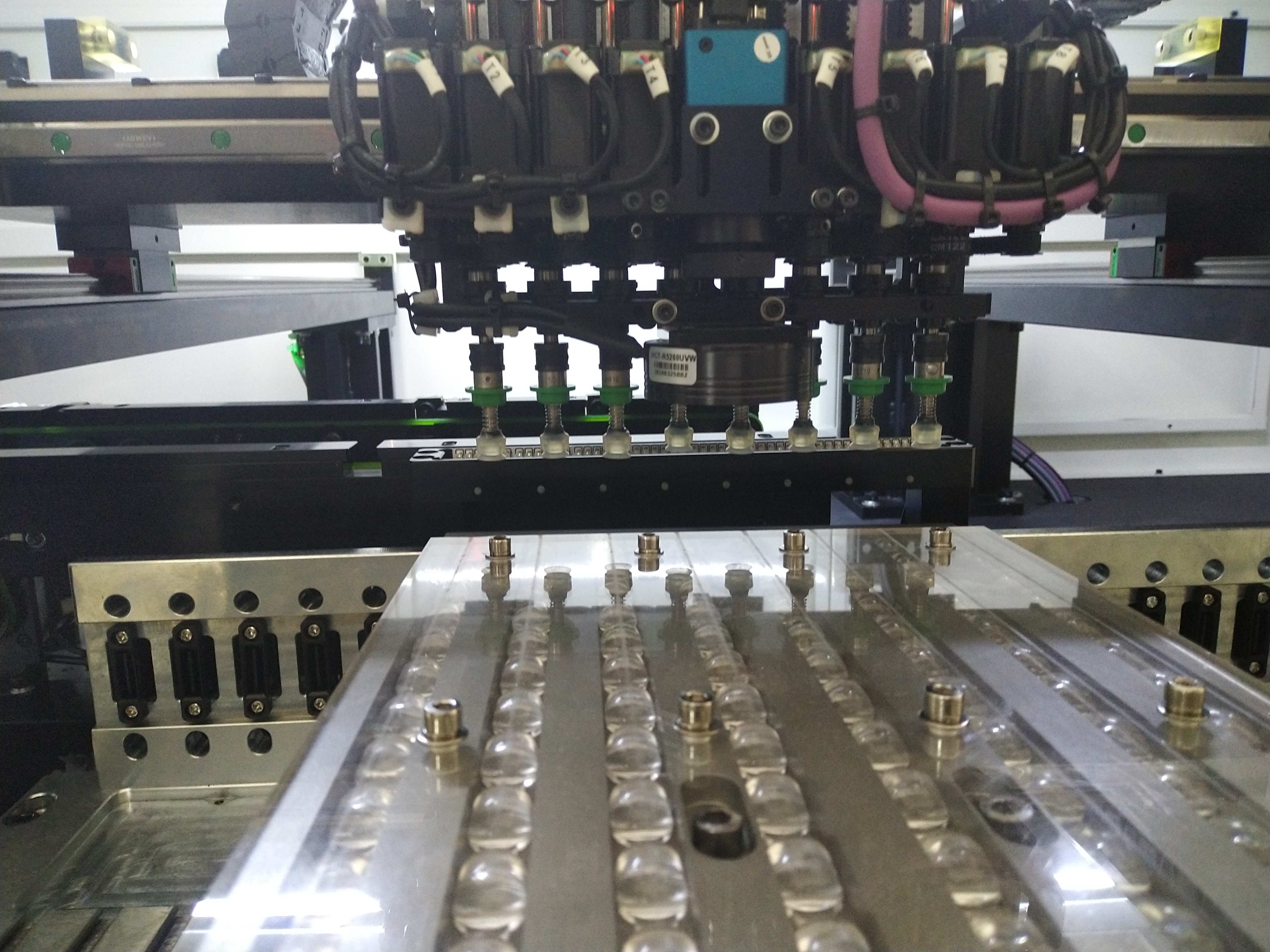 全自動透鏡貼片機(jī)、LED貼片機(jī)，一機(jī)多用,多功能貼片機(jī)